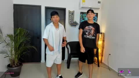 voyeurism_guys online show from November 9, 2025, 10:41 pm