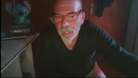 Snapshot of vuda77 chatting on October 31, 2025, 11:17 pm oscar online show from October 31, 2025, 11:17 pm