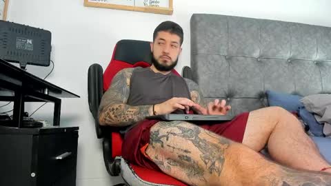 vyxen_ online show from April 8, 2026, 8:53 pm