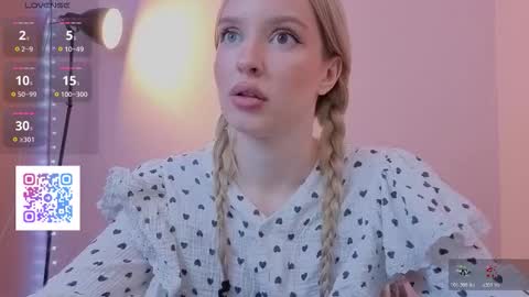 Snapshot of w_olivia_w chatting on November 14, 2025, 9:02 pm Olivia online show from November 14, 2025, 9:02 pm