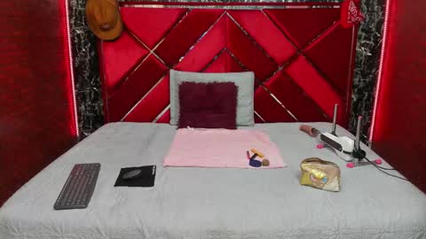 waleska   online show from November 11, 2025, 12:05 pm