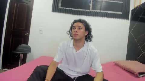 Snapshot of wallis_ chatting on December 3, 2025, 7:12 pm wallis_ online show from December 3, 2025, 7:12 pm