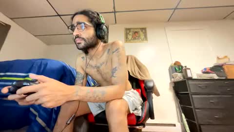 Snapshot of webthrow chatting on October 7, 2025, 2:20 am ShootingWebs online show from October 7, 2025, 2:20 am