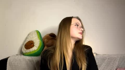 Snapshot of weicauley chatting on December 1, 2025, 5:18 pm Elise online show from December 1, 2025, 5:18 pm