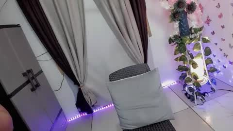 Hi Im LOVIE Please dont forget to follow and thumbs up me online show from October 4, 2025, 4:49 pm