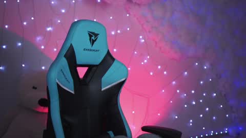 little girl who is always rightLisa online show from December 12, 2024, 2:15 am