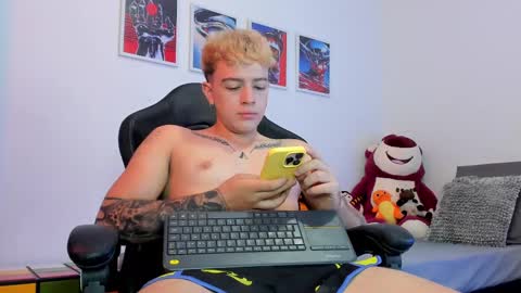 Snapshot of white_jacob chatting on September 23, 2025, 4:04 am Camilo R online show from September 23, 2025, 4:04 am