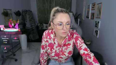 Snapshot of whitneypunnch chatting on March 23, 2026, 2:32 pm whitneypunnch online show from March 23, 2026, 2:32 pm