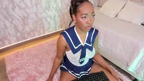 whitneyyfox online show from June 25, 2026, 7:35 am