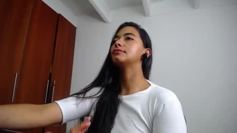 Ilauren online show from December 1, 2025, 7:52 pm