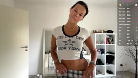 Mia online show from September 26, 2025, 7:12 am