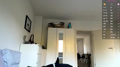 Mia online show from September 28, 2025, 7:03 am