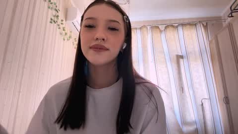 Mia online show from April 6, 2026, 11:44 am