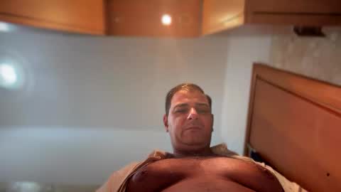 Snapshot of witebull83 chatting on February 7, 2026, 2:43 pm Witebull online show from February 7, 2026, 2:43 pm