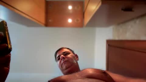 Snapshot of witebull83 chatting on April 1, 2026, 6:36 am Witebull online show from April 1, 2026, 6:36 am