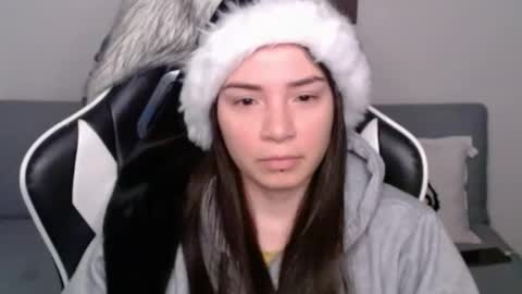 Snapshot of wolfs_daughter chatting on December 4, 2024, 2:31 am Alex online show from December 4, 2024, 2:31 am