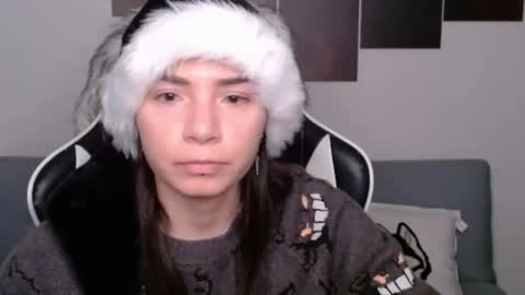 Snapshot of wolfs_daughter chatting on December 17, 2024, 1:18 am Alex online show from December 17, 2024, 1:18 am