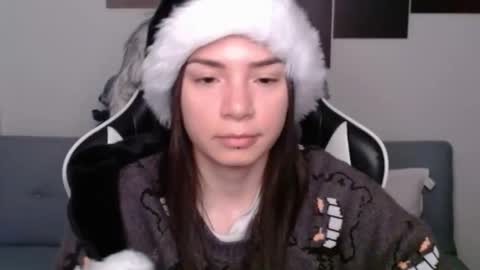 Snapshot of wolfs_daughter chatting on December 19, 2024, 2:23 am Alex online show from December 19, 2024, 2:23 am