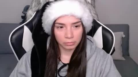 Snapshot of wolfs_daughter chatting on December 21, 2024, 2:41 am Alex online show from December 21, 2024, 2:41 am