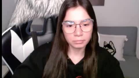 Snapshot of wolfs_daughter chatting on September 18, 2025, 2:35 am Alex online show from September 18, 2025, 2:35 am