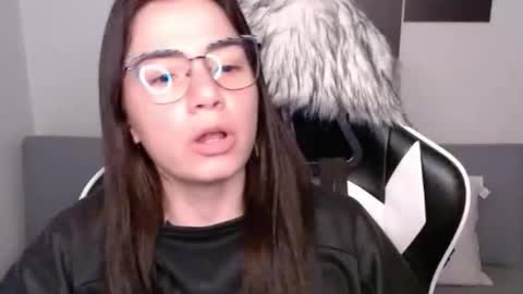 Snapshot of wolfs_daughter chatting on September 26, 2025, 2:59 am Alex online show from September 26, 2025, 2:59 am