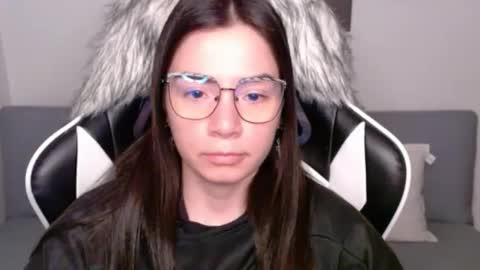 Snapshot of wolfs_daughter chatting on October 5, 2025, 2:21 am Alex online show from October 5, 2025, 2:21 am