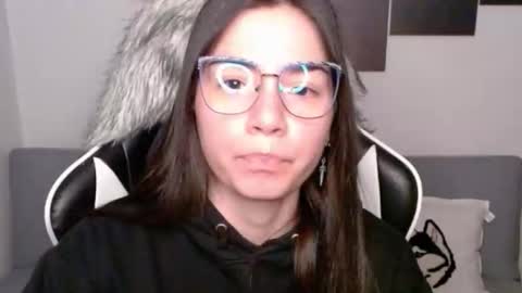 Snapshot of wolfs_daughter chatting on October 18, 2025, 1:52 am Alex online show from October 18, 2025, 1:52 am