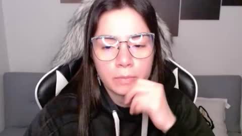 Snapshot of wolfs_daughter chatting on October 31, 2025, 1:39 am Alex online show from October 31, 2025, 1:39 am