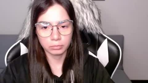 Snapshot of wolfs_daughter chatting on November 13, 2025, 2:54 am Alex online show from November 13, 2025, 2:54 am