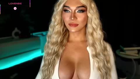 Julia online show from November 16, 2025, 9:53 pm