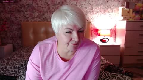 Snapshot of women_pleasures chatting on February 14, 2025, 6:29 pm women_pleasures online show from February 14, 2025, 6:29 pm