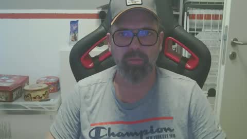 Snapshot of womenizzeer chatting on December 13, 2024, 8:41 am Adam online show from December 13, 2024, 8:41 am