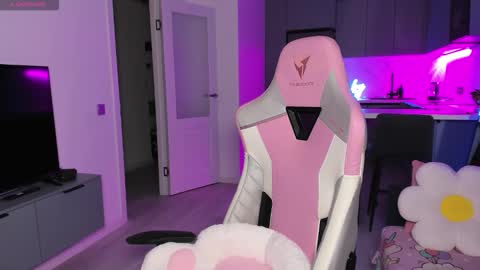 Emi online show from December 15, 2025, 4:11 pm