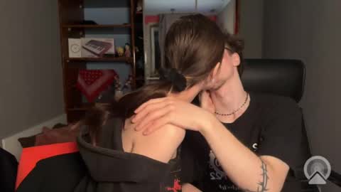 Philipp and Este online show from April 17, 2026, 2:36 am