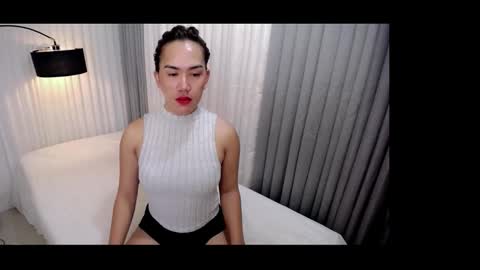 GWEN THOMPSON .......   online show from September 28, 2025, 8:25 pm