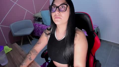 MILEE online show from November 9, 2025, 1:15 am