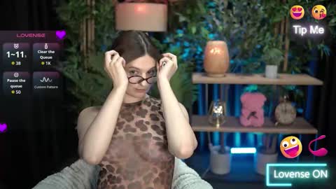 Snapshot of xoxo_molly chatting on October 11, 2025, 9:13 pm xoxo_molly online show from October 11, 2025, 9:13 pm