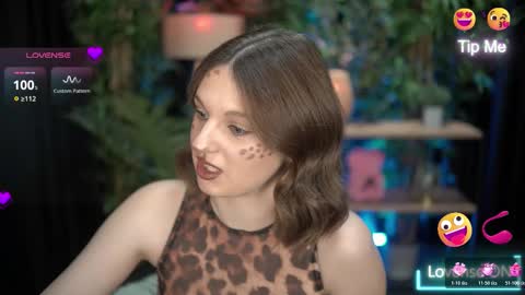 Snapshot of xoxo_molly chatting on October 31, 2025, 8:10 pm xoxo_molly online show from October 31, 2025, 8:10 pm