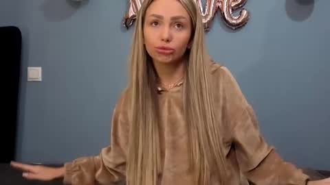 Snapshot of xsexycouples chatting on February 25, 2025, 10:39 pm AnnaMaee online show from February 25, 2025, 10:39 pm