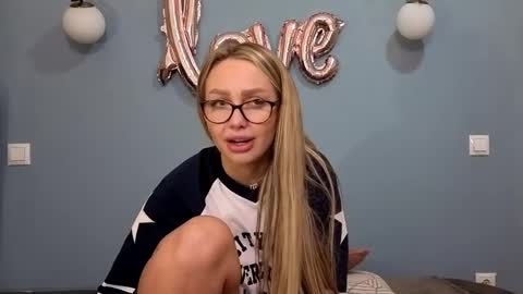 Snapshot of xsexycouples chatting on March 1, 2025, 11:26 pm AnnaMaee online show from March 1, 2025, 11:26 pm