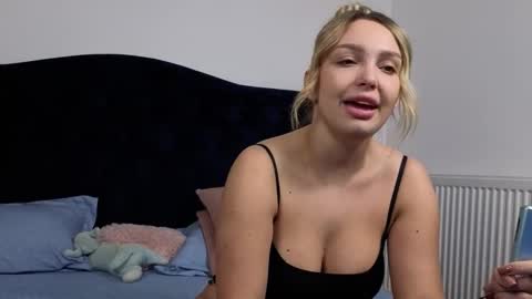 Snapshot of xsexycouples chatting on November 10, 2025, 10:09 pm AnnaMaee online show from November 10, 2025, 10:09 pm