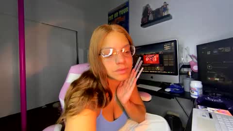 xStarGazingx online show from September 28, 2025, 7:58 am