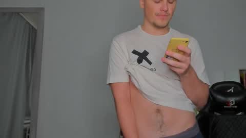 Snapshot of xx_raul_xx_ chatting on November 19, 2025, 11:05 pm raul online show from November 19, 2025, 11:05 pm