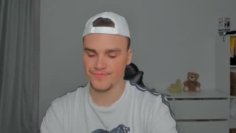 Snapshot of xx_raul_xx_ chatting on November 29, 2025, 7:22 am raul online show from November 29, 2025, 7:22 am