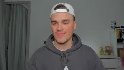 Snapshot of xx_raul_xx_ chatting on November 29, 2025, 7:28 pm raul online show from November 29, 2025, 7:28 pm