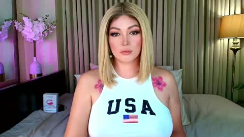 Snapshot of xxbedroombeautyxx chatting on December 12, 2024, 2:15 am MISS NATALIA online show from December 12, 2024, 2:15 am