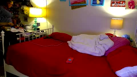 Strawberry Jane online show from December 23, 2025, 7:17 am