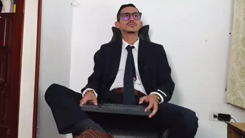 Snapshot of xxxhome_alonexxx chatting on December 19, 2025, 8:05 pm Kev online show from December 19, 2025, 8:05 pm