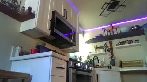 Lola online show from September 30, 2025, 7:41 pm