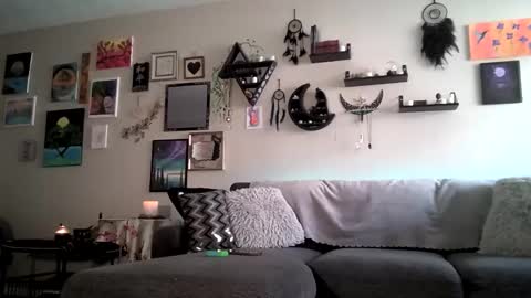 Lola online show from October 21, 2025, 6:41 pm